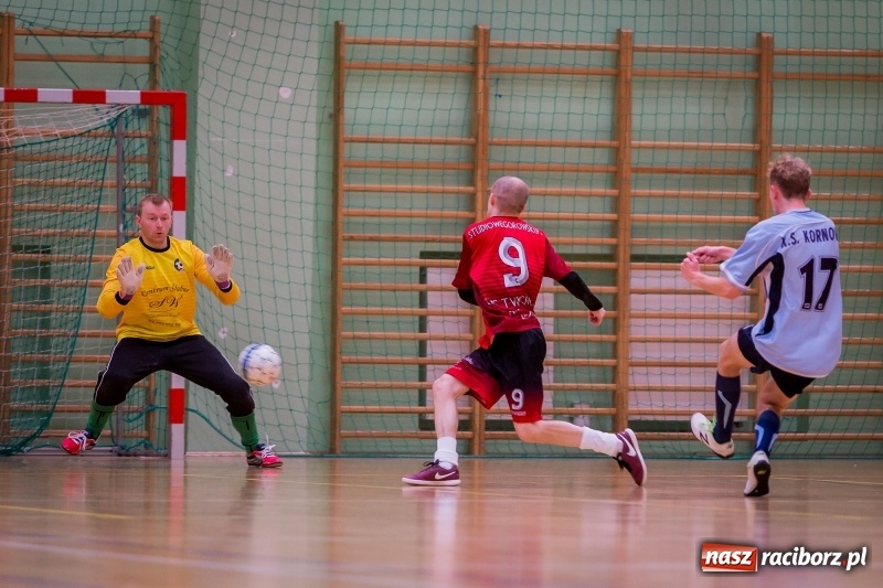 Zdjęcie w galerii na portalu naszraciborz.pl: Halowa Liga Piłki Nożnej: Drużyna Galactick Football lepsza od Cukierni Gianni wiadomości z regionu