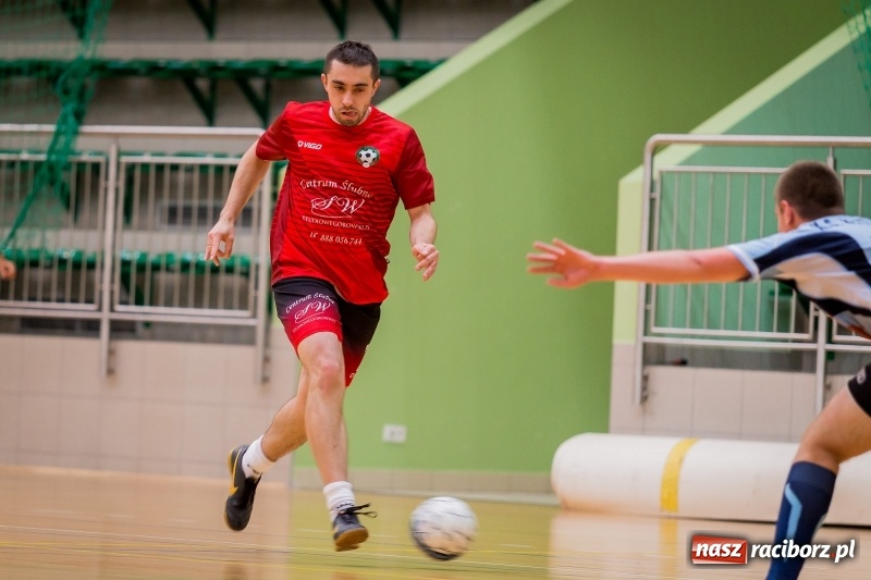 Zdjęcie w galerii na portalu naszraciborz.pl: Halowa Liga Piłki Nożnej: Drużyna Galactick Football lepsza od Cukierni Gianni wiadomości z regionu