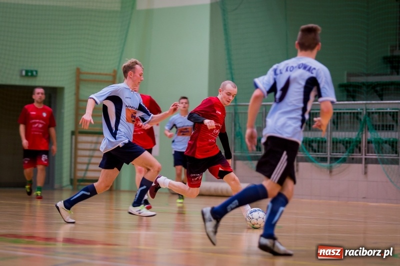 Zdjęcie w galerii na portalu naszraciborz.pl: Halowa Liga Piłki Nożnej: Drużyna Galactick Football lepsza od Cukierni Gianni wiadomości z regionu