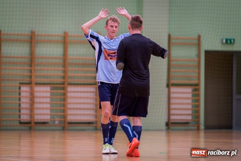 Zdjęcie w galerii na portalu naszraciborz.pl: Halowa Liga Piłki Nożnej: Drużyna Galactick Football lepsza od Cukierni Gianni wiadomości z regionu