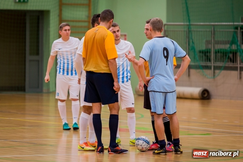 Zdjęcie w galerii na portalu naszraciborz.pl: Halowa Liga Piłki Nożnej: Drużyna Galactick Football lepsza od Cukierni Gianni wiadomości z regionu