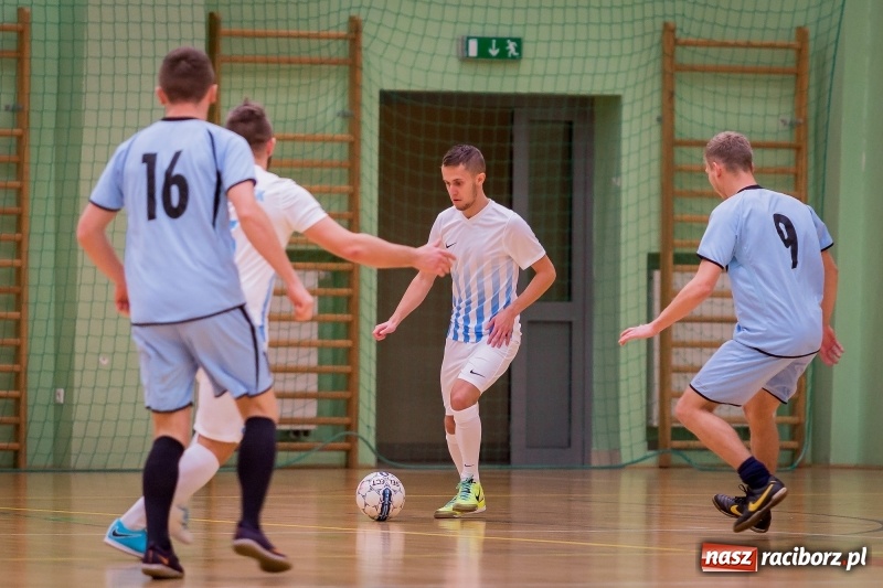 Zdjęcie w galerii na portalu naszraciborz.pl: Halowa Liga Piłki Nożnej: Drużyna Galactick Football lepsza od Cukierni Gianni wiadomości z regionu
