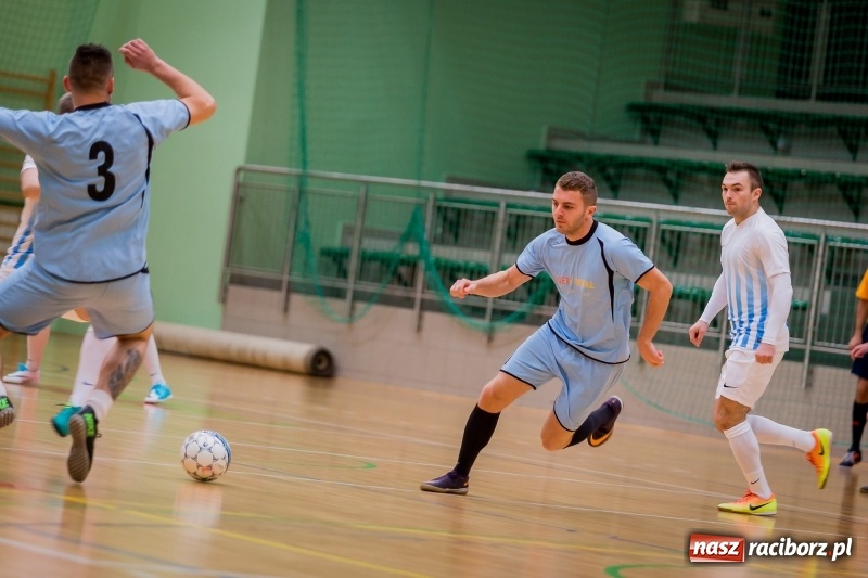 Zdjęcie w galerii na portalu naszraciborz.pl: Halowa Liga Piłki Nożnej: Drużyna Galactick Football lepsza od Cukierni Gianni wiadomości z regionu