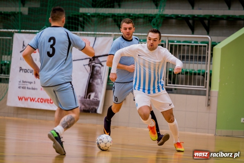 Zdjęcie w galerii na portalu naszraciborz.pl: Halowa Liga Piłki Nożnej: Drużyna Galactick Football lepsza od Cukierni Gianni wiadomości z regionu