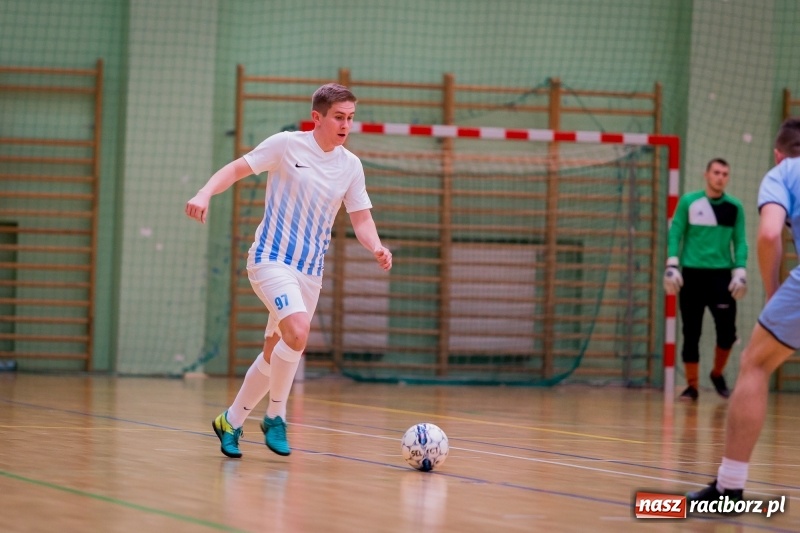 Zdjęcie w galerii na portalu naszraciborz.pl: Halowa Liga Piłki Nożnej: Drużyna Galactick Football lepsza od Cukierni Gianni wiadomości z regionu