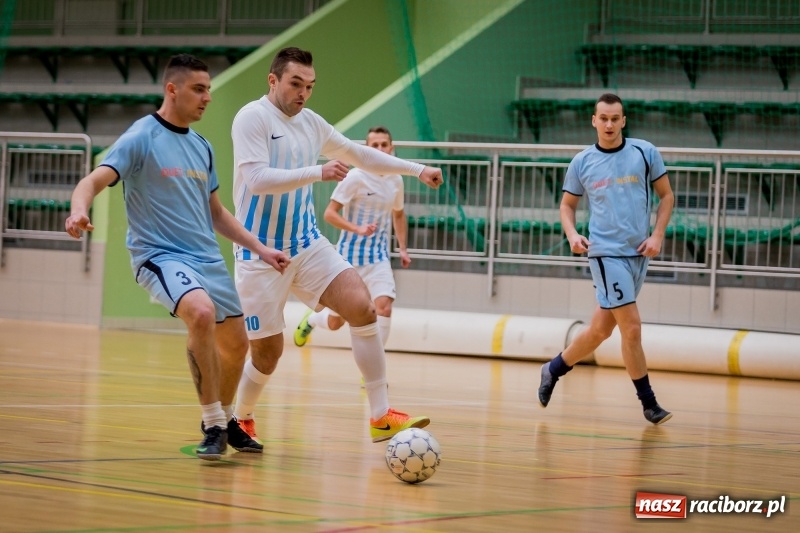 Zdjęcie w galerii na portalu naszraciborz.pl: Halowa Liga Piłki Nożnej: Drużyna Galactick Football lepsza od Cukierni Gianni wiadomości z regionu