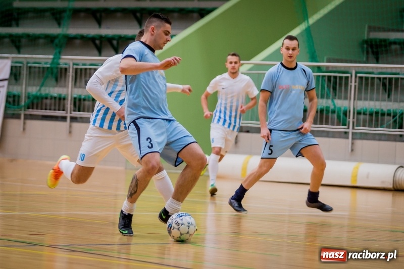 Zdjęcie w galerii na portalu naszraciborz.pl: Halowa Liga Piłki Nożnej: Drużyna Galactick Football lepsza od Cukierni Gianni wiadomości z regionu