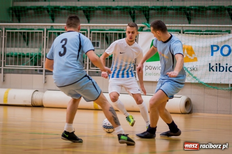 Zdjęcie w galerii na portalu naszraciborz.pl: Halowa Liga Piłki Nożnej: Drużyna Galactick Football lepsza od Cukierni Gianni wiadomości z regionu