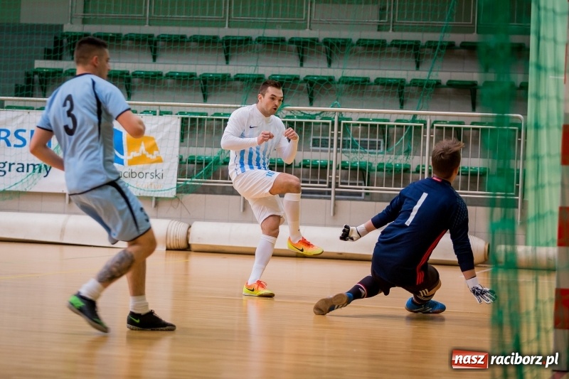 Zdjęcie w galerii na portalu naszraciborz.pl: Halowa Liga Piłki Nożnej: Drużyna Galactick Football lepsza od Cukierni Gianni wiadomości z regionu