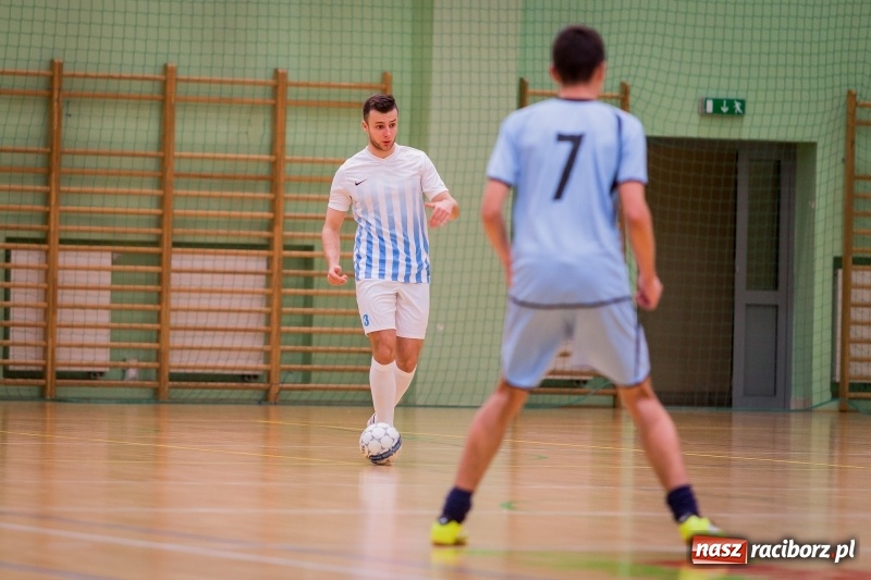 Zdjęcie w galerii na portalu naszraciborz.pl: Halowa Liga Piłki Nożnej: Drużyna Galactick Football lepsza od Cukierni Gianni wiadomości z regionu