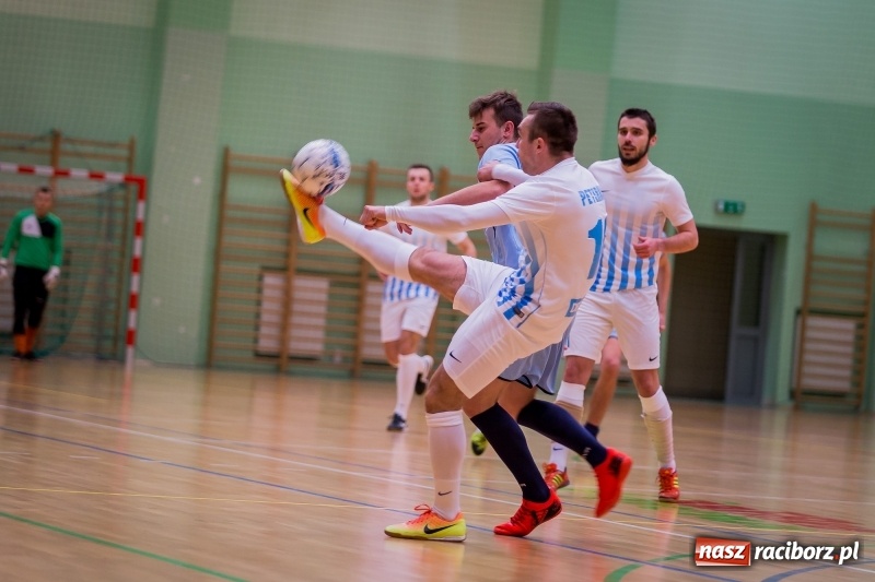 Zdjęcie w galerii na portalu naszraciborz.pl: Halowa Liga Piłki Nożnej: Drużyna Galactick Football lepsza od Cukierni Gianni wiadomości z regionu