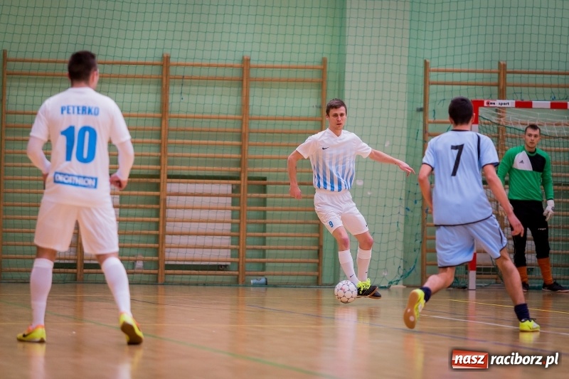 Zdjęcie w galerii na portalu naszraciborz.pl: Halowa Liga Piłki Nożnej: Drużyna Galactick Football lepsza od Cukierni Gianni wiadomości z regionu