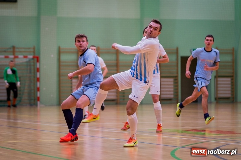 Zdjęcie w galerii na portalu naszraciborz.pl: Halowa Liga Piłki Nożnej: Drużyna Galactick Football lepsza od Cukierni Gianni wiadomości z regionu