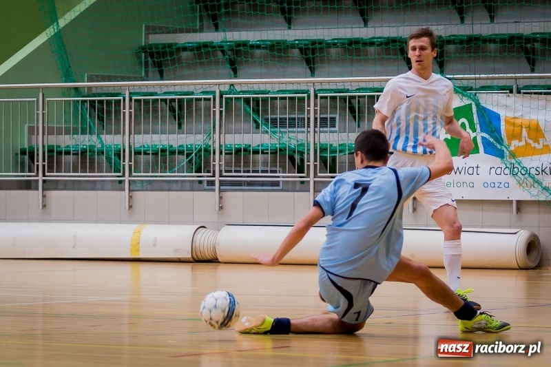Zdjęcie w galerii na portalu naszraciborz.pl: Halowa Liga Piłki Nożnej: Drużyna Galactick Football lepsza od Cukierni Gianni wiadomości z regionu