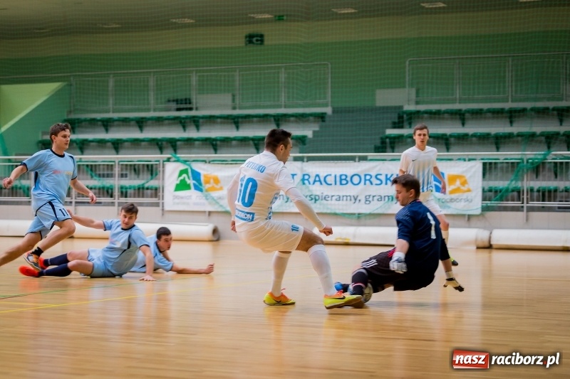 Zdjęcie w galerii na portalu naszraciborz.pl: Halowa Liga Piłki Nożnej: Drużyna Galactick Football lepsza od Cukierni Gianni wiadomości z regionu