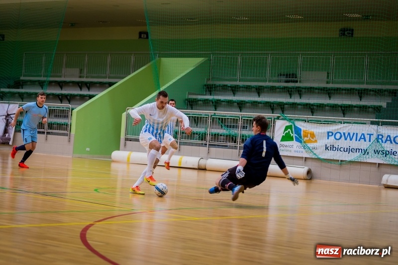 Zdjęcie w galerii na portalu naszraciborz.pl: Halowa Liga Piłki Nożnej: Drużyna Galactick Football lepsza od Cukierni Gianni wiadomości z regionu