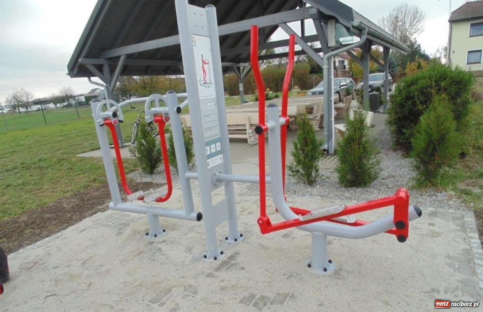 Zdjęcie w galerii na portalu naszraciborz.pl: Łęg ma swoją siłownię pod chmurką wiadomości z regionu