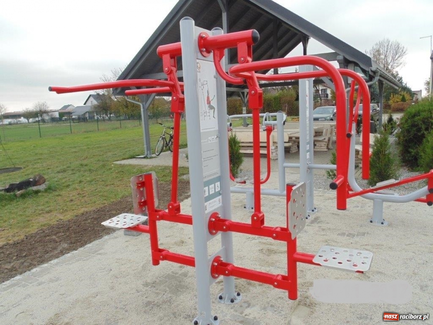 Zdjęcie w galerii na portalu naszraciborz.pl: Łęg ma swoją siłownię pod chmurką wiadomości z regionu