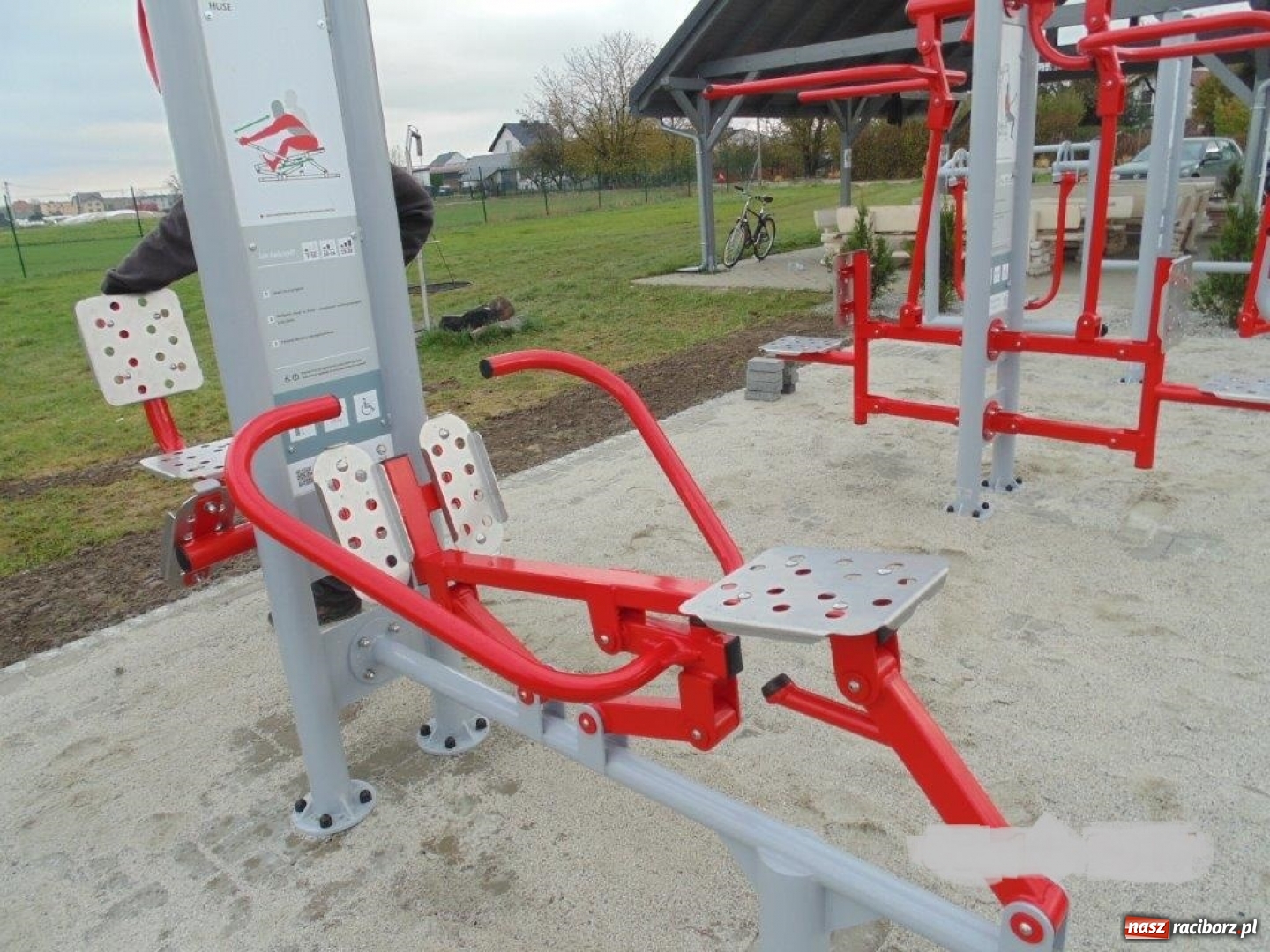 Zdjęcie w galerii na portalu naszraciborz.pl: Łęg ma swoją siłownię pod chmurką wiadomości z regionu