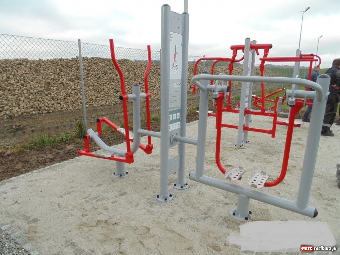 Zdjęcie w galerii na portalu naszraciborz.pl: Łęg ma swoją siłownię pod chmurką wiadomości z regionu