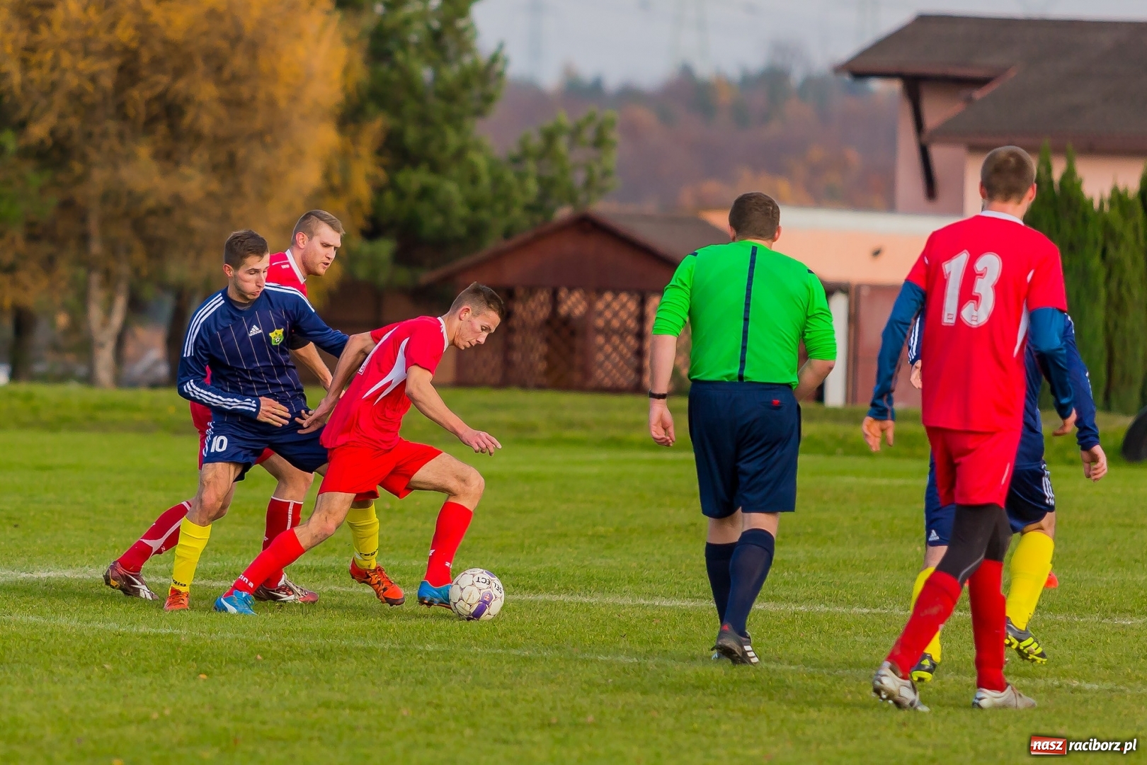 Zdjęcie w galerii na portalu naszraciborz.pl: Samobójcze trafienie i czerwona kartka. LKS Buk Rudy wywiózł punkty z Kobyli wiadomości z regionu