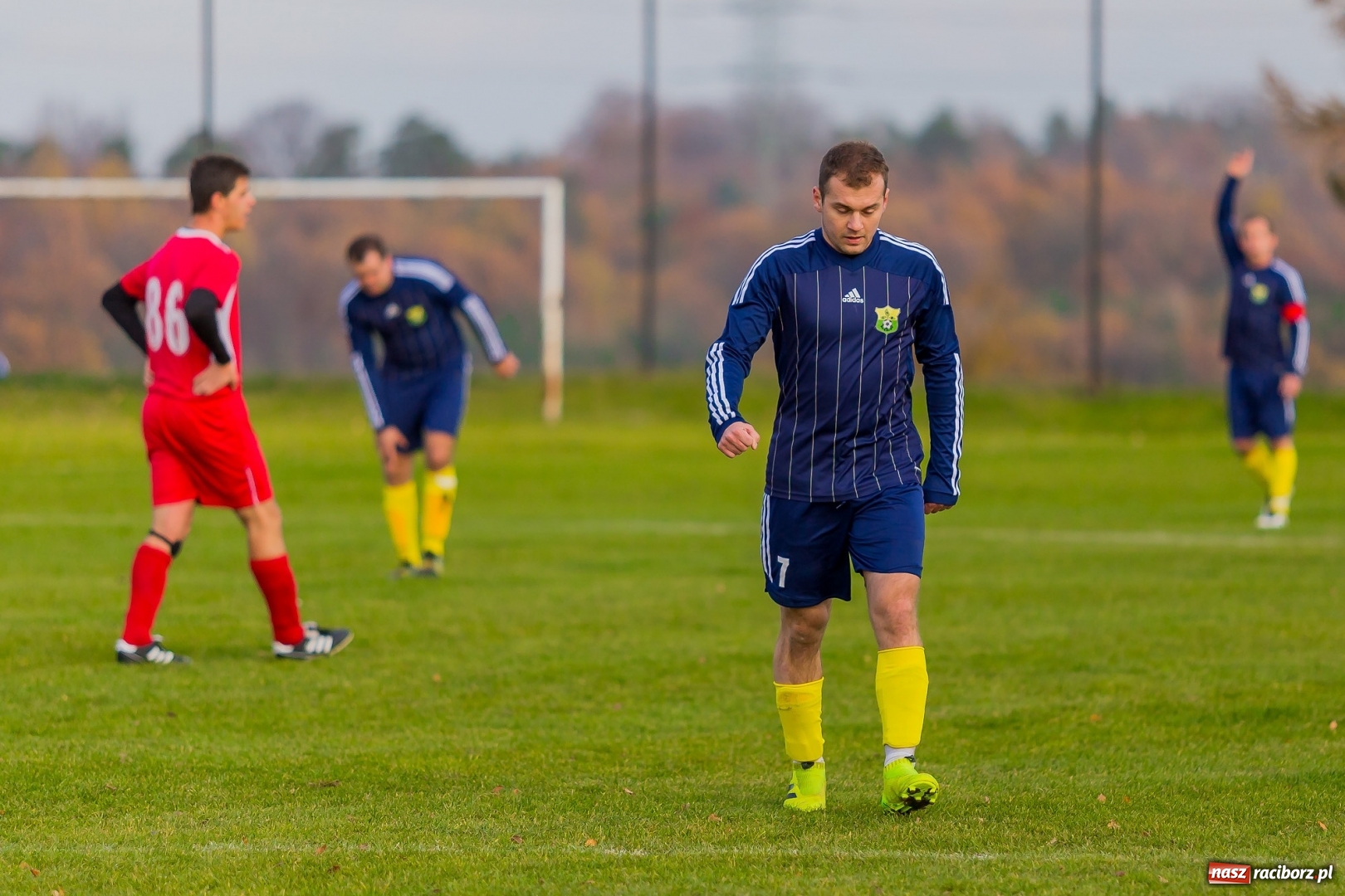 Zdjęcie w galerii na portalu naszraciborz.pl: Samobójcze trafienie i czerwona kartka. LKS Buk Rudy wywiózł punkty z Kobyli wiadomości z regionu