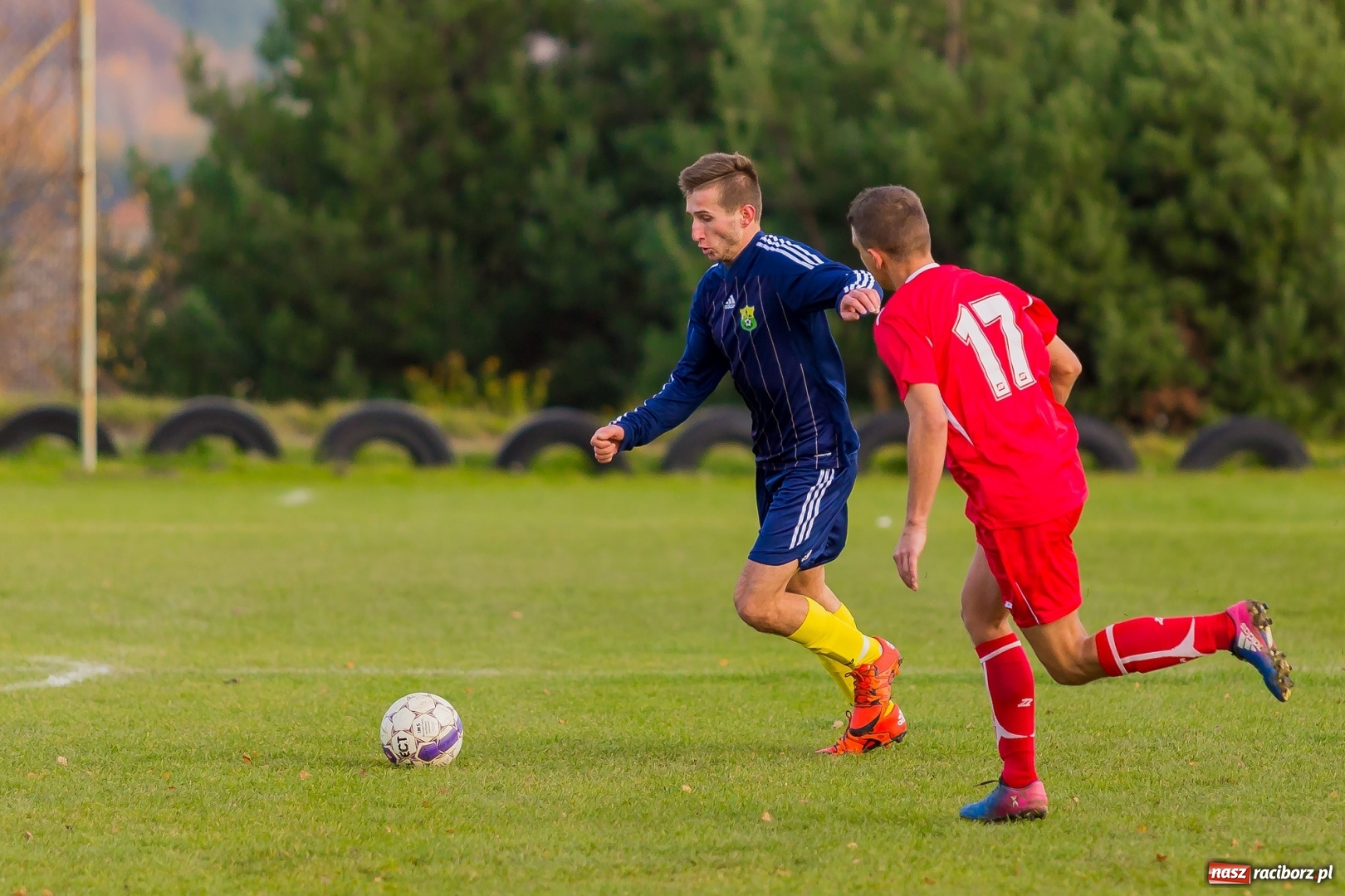 Zdjęcie w galerii na portalu naszraciborz.pl: Samobójcze trafienie i czerwona kartka. LKS Buk Rudy wywiózł punkty z Kobyli wiadomości z regionu