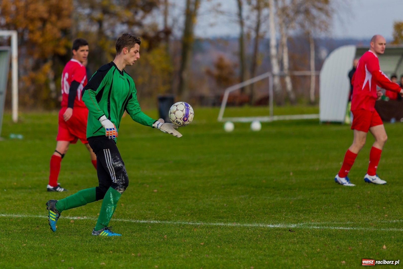 Zdjęcie w galerii na portalu naszraciborz.pl: Samobójcze trafienie i czerwona kartka. LKS Buk Rudy wywiózł punkty z Kobyli wiadomości z regionu