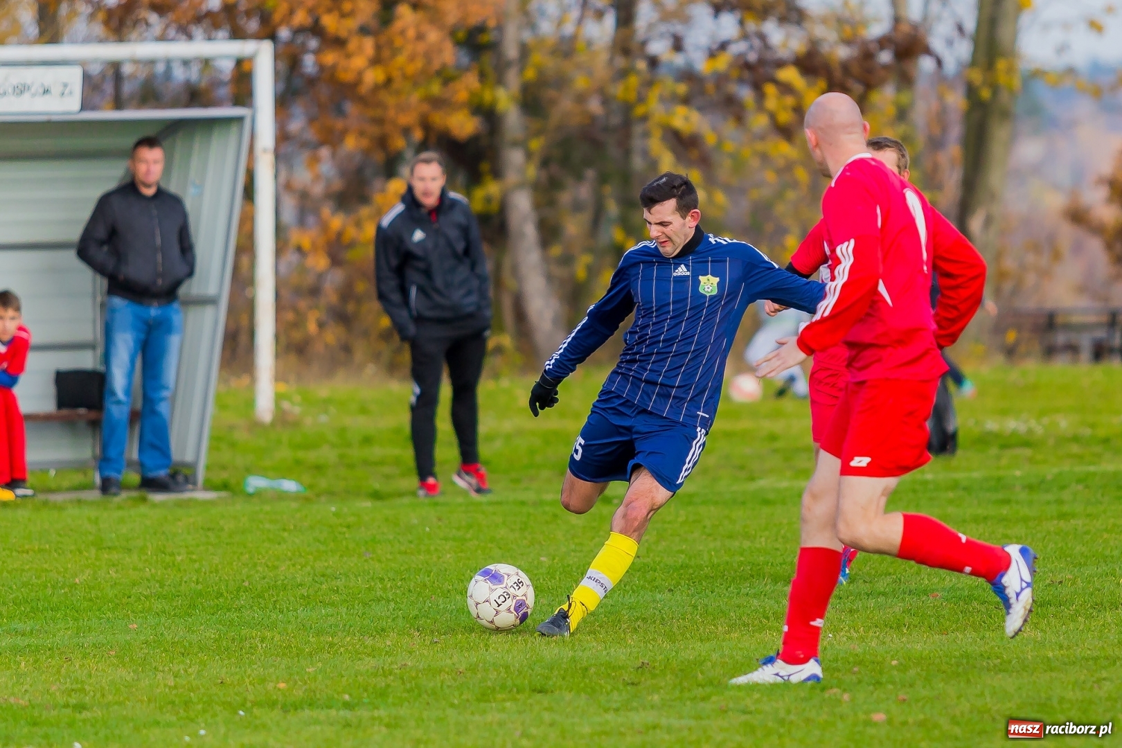 Zdjęcie w galerii na portalu naszraciborz.pl: Samobójcze trafienie i czerwona kartka. LKS Buk Rudy wywiózł punkty z Kobyli wiadomości z regionu