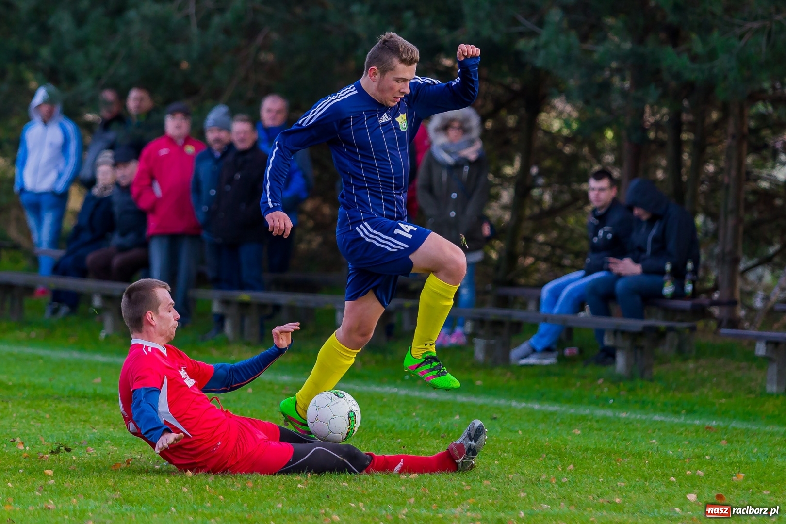 Zdjęcie w galerii na portalu naszraciborz.pl: Samobójcze trafienie i czerwona kartka. LKS Buk Rudy wywiózł punkty z Kobyli wiadomości z regionu