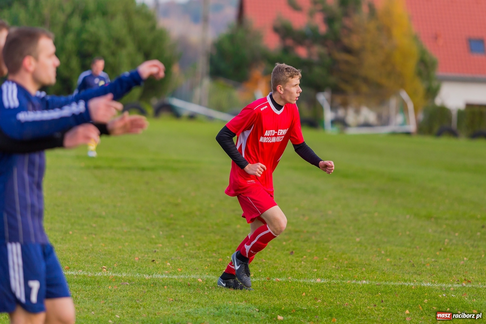 Zdjęcie w galerii na portalu naszraciborz.pl: Samobójcze trafienie i czerwona kartka. LKS Buk Rudy wywiózł punkty z Kobyli wiadomości z regionu