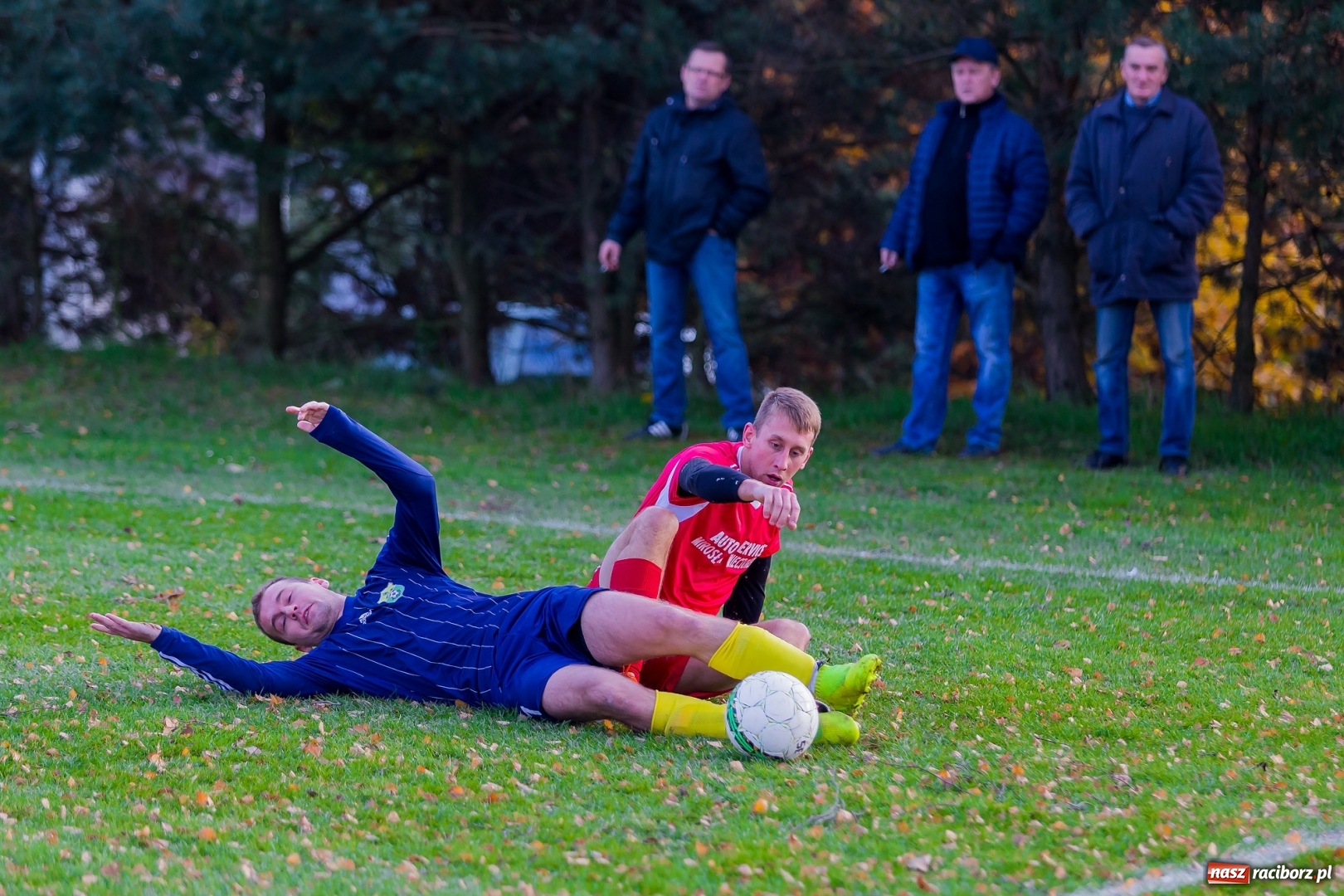 Zdjęcie w galerii na portalu naszraciborz.pl: Samobójcze trafienie i czerwona kartka. LKS Buk Rudy wywiózł punkty z Kobyli wiadomości z regionu