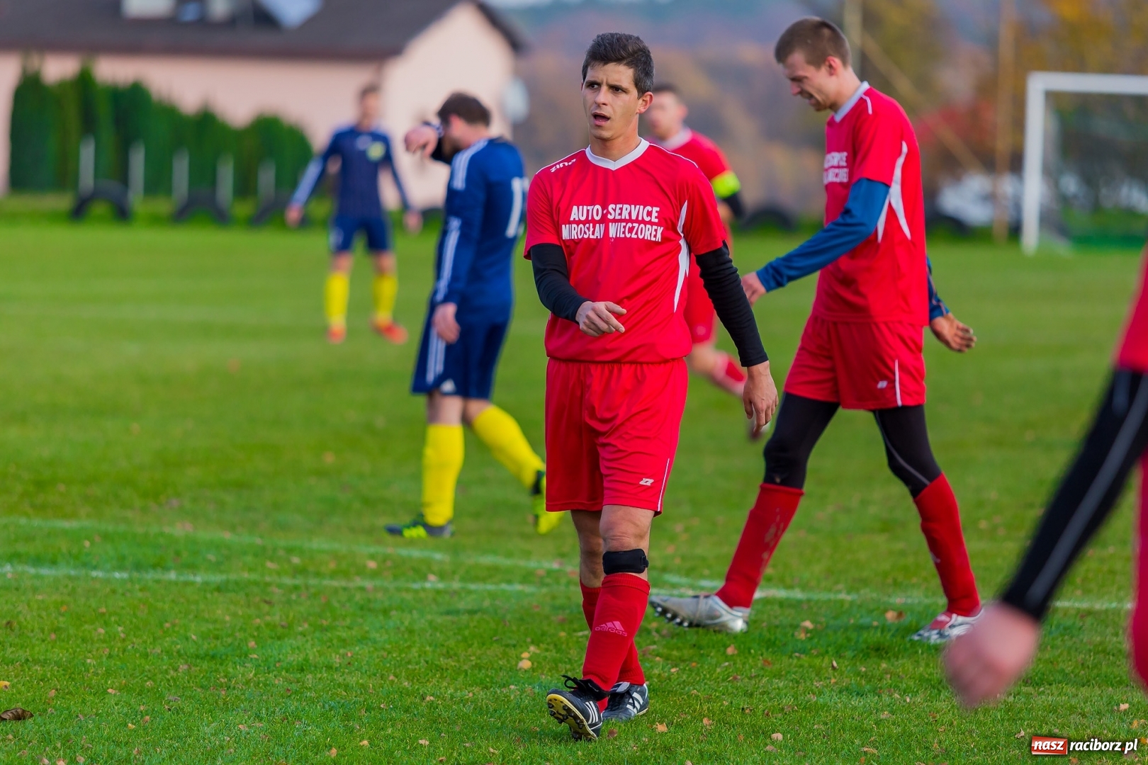 Zdjęcie w galerii na portalu naszraciborz.pl: Samobójcze trafienie i czerwona kartka. LKS Buk Rudy wywiózł punkty z Kobyli wiadomości z regionu
