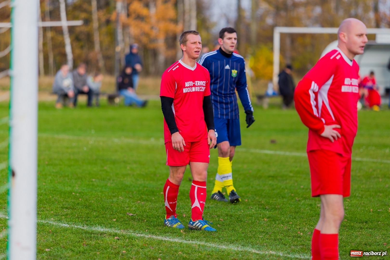 Zdjęcie w galerii na portalu naszraciborz.pl: Samobójcze trafienie i czerwona kartka. LKS Buk Rudy wywiózł punkty z Kobyli wiadomości z regionu