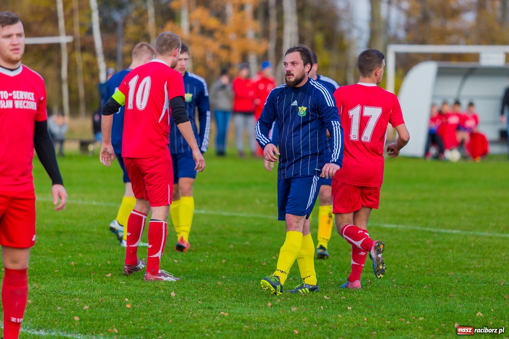 Zdjęcie w galerii na portalu naszraciborz.pl: Samobójcze trafienie i czerwona kartka. LKS Buk Rudy wywiózł punkty z Kobyli wiadomości z regionu