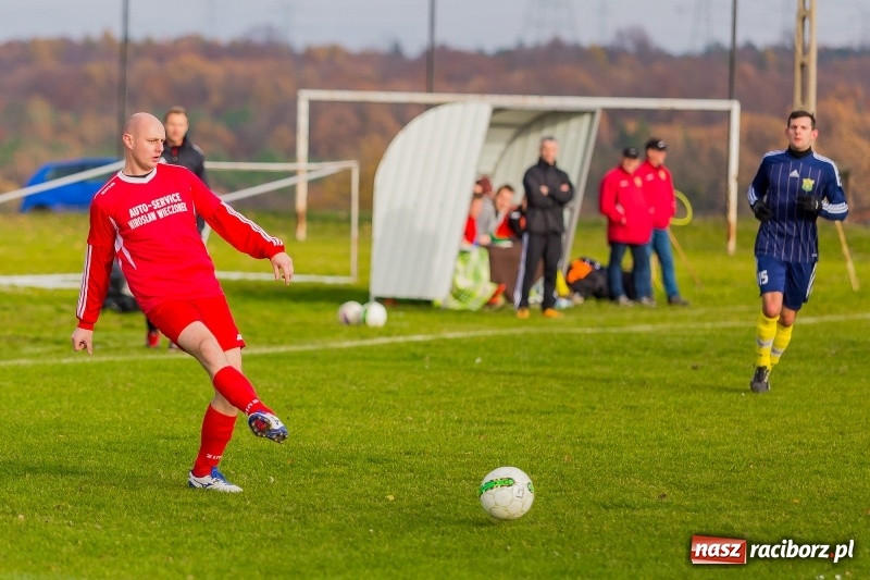 Zdjęcie w galerii na portalu naszraciborz.pl: Samobójcze trafienie i czerwona kartka. LKS Buk Rudy wywiózł punkty z Kobyli wiadomości z regionu