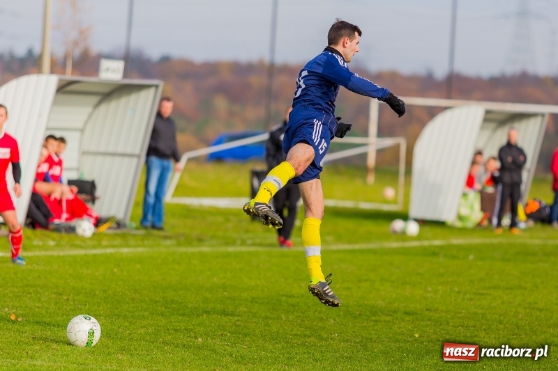Zdjęcie w galerii na portalu naszraciborz.pl: Samobójcze trafienie i czerwona kartka. LKS Buk Rudy wywiózł punkty z Kobyli wiadomości z regionu