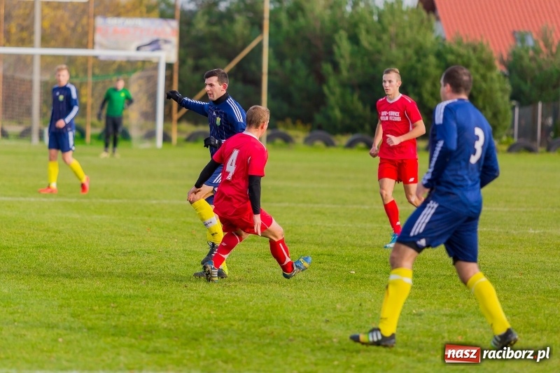 Zdjęcie w galerii na portalu naszraciborz.pl: Samobójcze trafienie i czerwona kartka. LKS Buk Rudy wywiózł punkty z Kobyli wiadomości z regionu