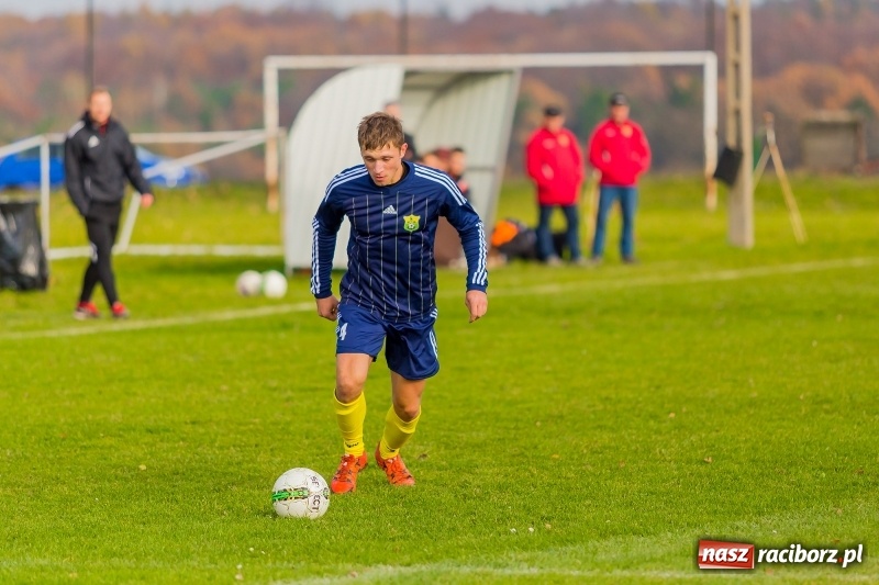 Zdjęcie w galerii na portalu naszraciborz.pl: Samobójcze trafienie i czerwona kartka. LKS Buk Rudy wywiózł punkty z Kobyli wiadomości z regionu