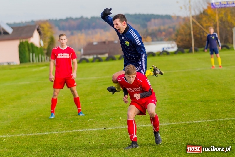 Zdjęcie w galerii na portalu naszraciborz.pl: Samobójcze trafienie i czerwona kartka. LKS Buk Rudy wywiózł punkty z Kobyli wiadomości z regionu