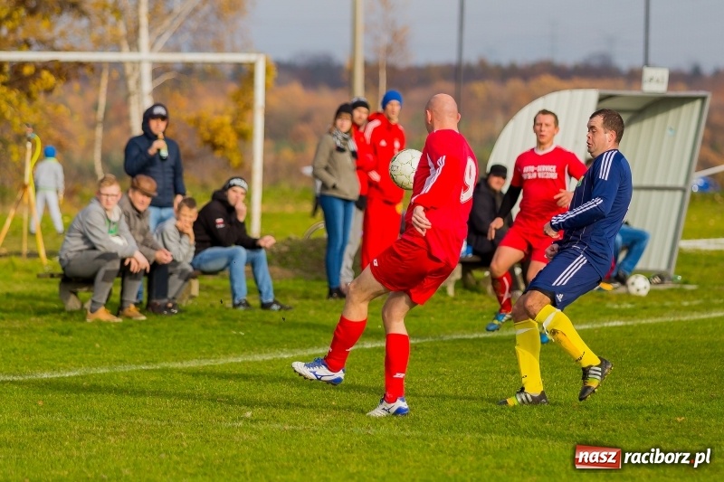 Zdjęcie w galerii na portalu naszraciborz.pl: Samobójcze trafienie i czerwona kartka. LKS Buk Rudy wywiózł punkty z Kobyli wiadomości z regionu