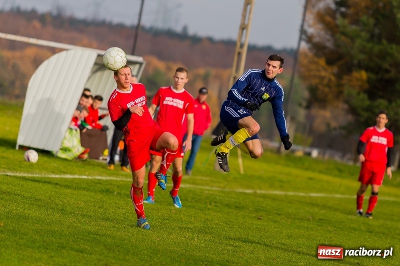 Zdjęcie w galerii na portalu naszraciborz.pl: Samobójcze trafienie i czerwona kartka. LKS Buk Rudy wywiózł punkty z Kobyli wiadomości z regionu