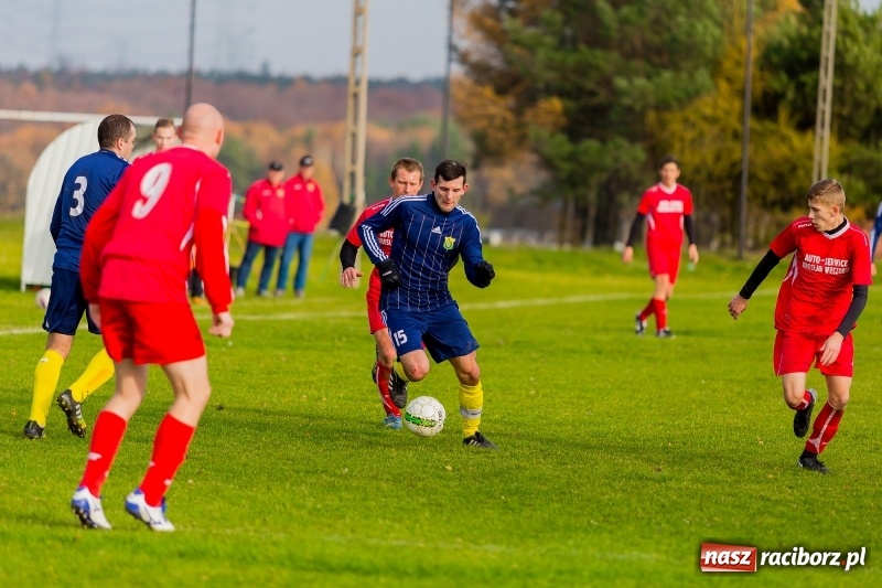 Zdjęcie w galerii na portalu naszraciborz.pl: Samobójcze trafienie i czerwona kartka. LKS Buk Rudy wywiózł punkty z Kobyli wiadomości z regionu
