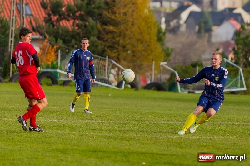 Zdjęcie w galerii na portalu naszraciborz.pl: Samobójcze trafienie i czerwona kartka. LKS Buk Rudy wywiózł punkty z Kobyli wiadomości z regionu