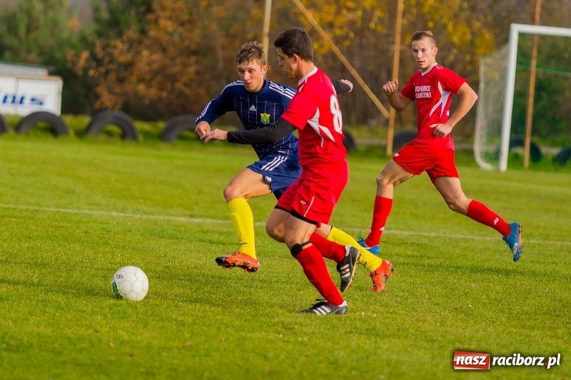 Zdjęcie w galerii na portalu naszraciborz.pl: Samobójcze trafienie i czerwona kartka. LKS Buk Rudy wywiózł punkty z Kobyli wiadomości z regionu
