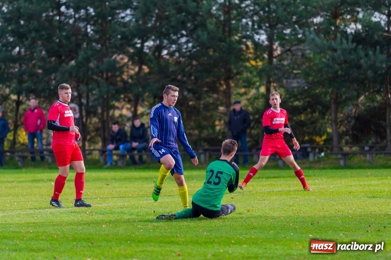 Zdjęcie w galerii na portalu naszraciborz.pl: Samobójcze trafienie i czerwona kartka. LKS Buk Rudy wywiózł punkty z Kobyli wiadomości z regionu