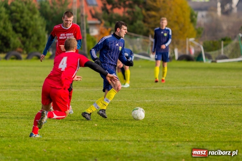 Zdjęcie w galerii na portalu naszraciborz.pl: Samobójcze trafienie i czerwona kartka. LKS Buk Rudy wywiózł punkty z Kobyli wiadomości z regionu