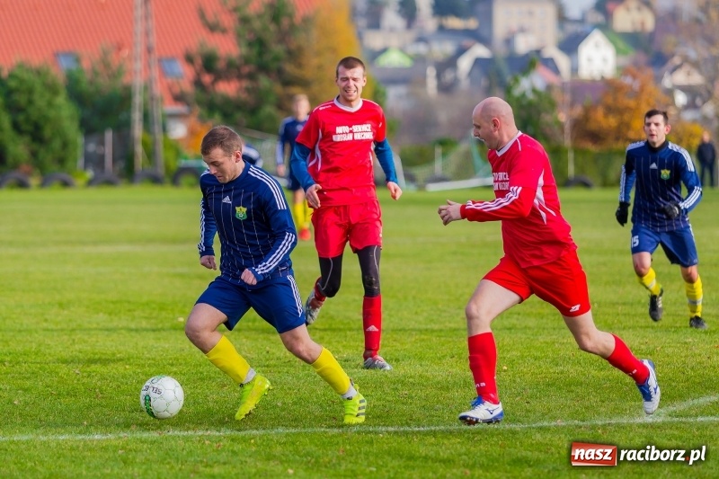 Zdjęcie w galerii na portalu naszraciborz.pl: Samobójcze trafienie i czerwona kartka. LKS Buk Rudy wywiózł punkty z Kobyli wiadomości z regionu