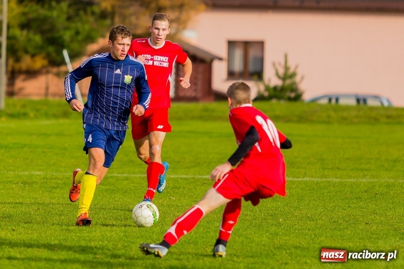 Zdjęcie w galerii na portalu naszraciborz.pl: Samobójcze trafienie i czerwona kartka. LKS Buk Rudy wywiózł punkty z Kobyli wiadomości z regionu