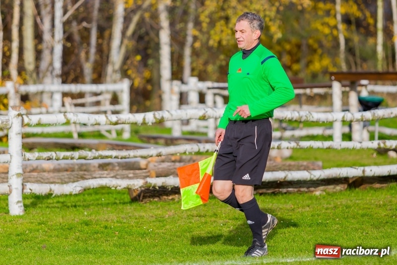 Zdjęcie w galerii na portalu naszraciborz.pl: Samobójcze trafienie i czerwona kartka. LKS Buk Rudy wywiózł punkty z Kobyli wiadomości z regionu